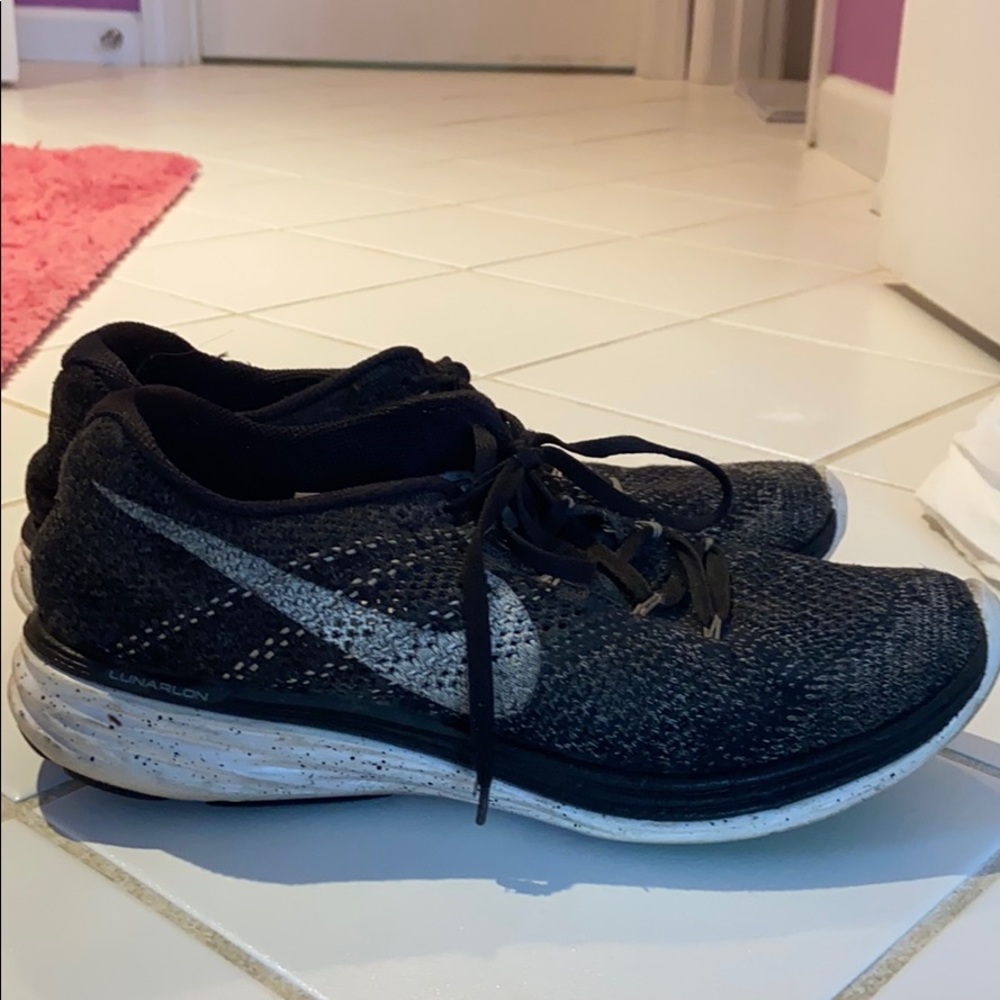 NIKE BLACK AND WHITE TENNIS SHOES